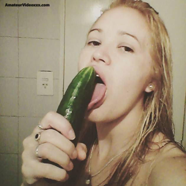 comiendo un pepino con el coño y culo 